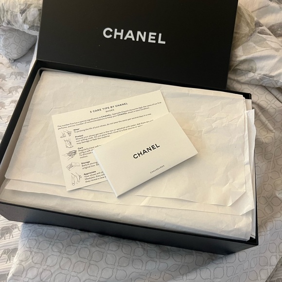 CHANEL Cream and Black Women's Flats - Picture 11 of 12